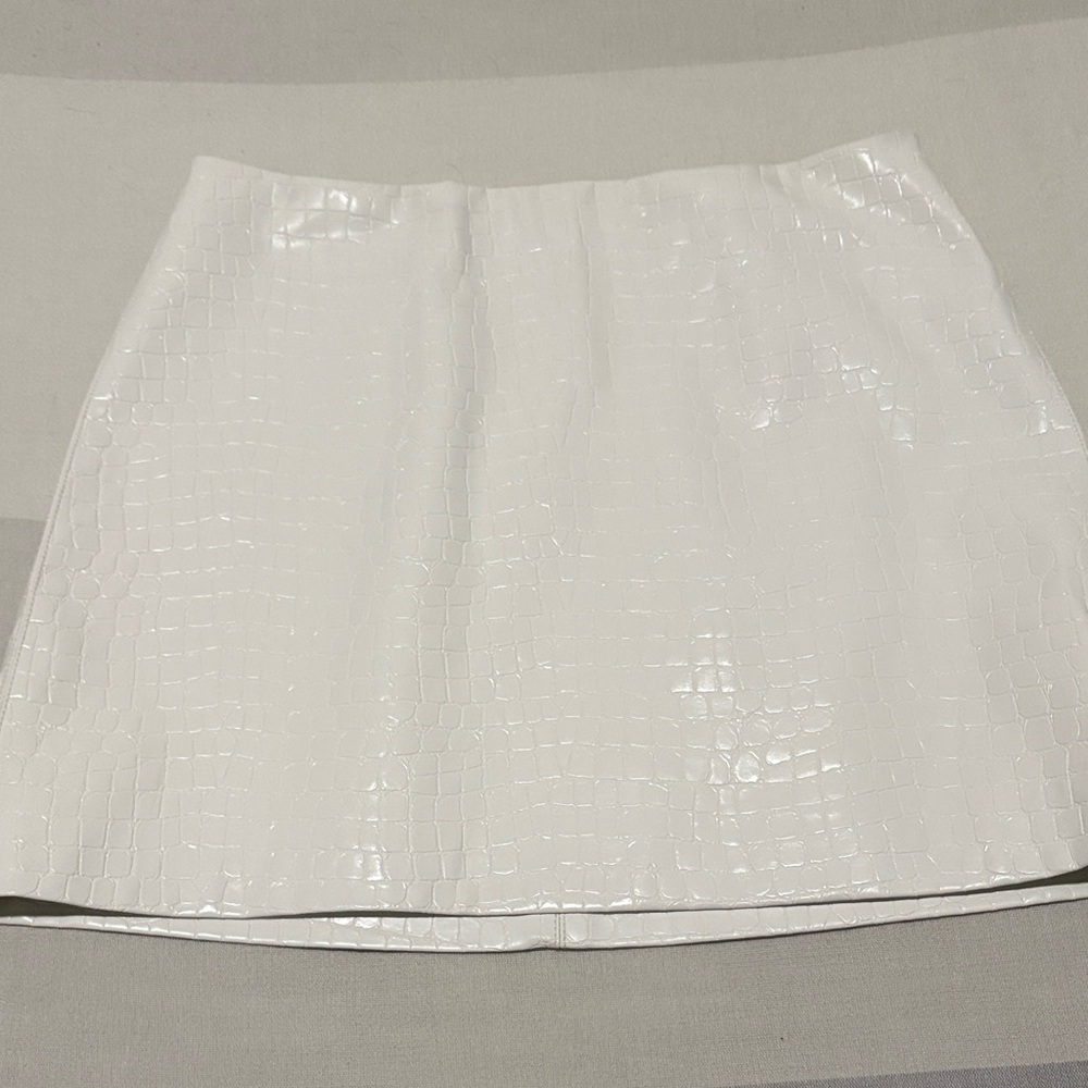 Croc-Effect Faux Mini Skirt SZ 2